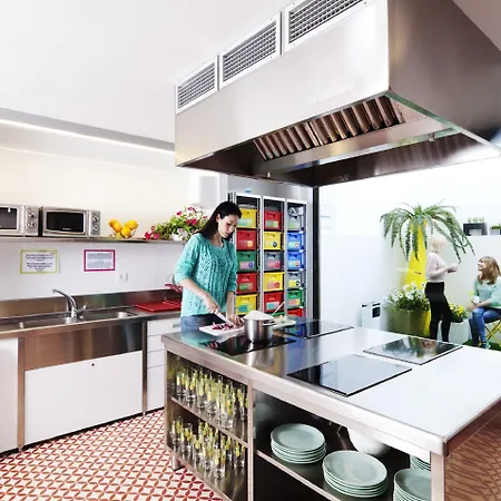 Amistat אכסניה *